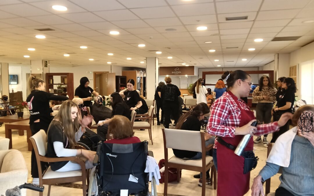 El alumnado de Peluquería y Cosmética Capilar en la Residencia Ballesol